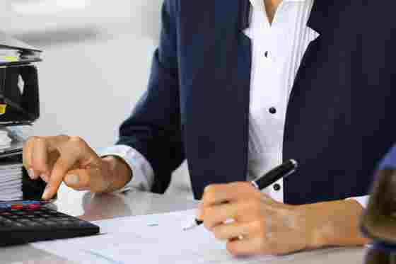 Frau am Schreibtisch