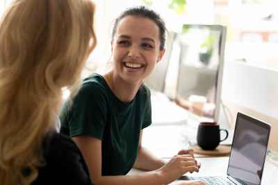 © fizkes - stock.adobe.com Unterhaltung von 2 Junge Frauen