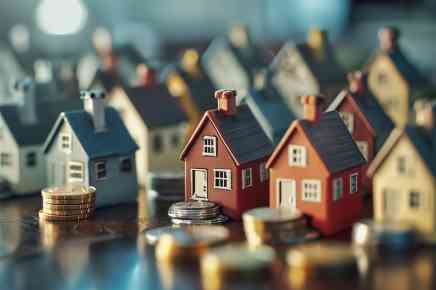 Kleine Häuschen und Münzen auf Tisch