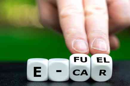 E-Fuel auf Holzwuerfel