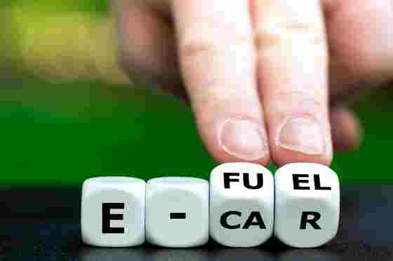 E-Fuel auf Holzwuerfel