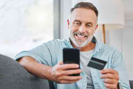 Mann mit Smartphone und Kredikarte