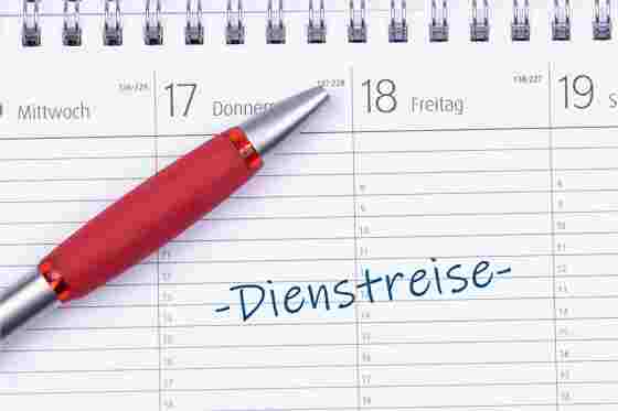 Kalender mit Schrift Dienstreise darauf