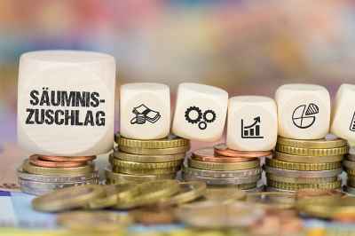 Würfel mit Aufschrift Säumniszuschlag