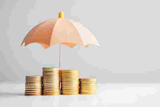 Schirm mit Münzen darunter