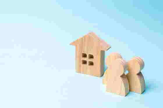 Holzhäuschen und Holzfiguren