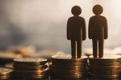 Figuren auf Münzstapel