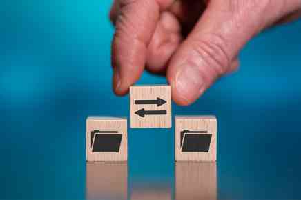 Hand mit Holzwürfel