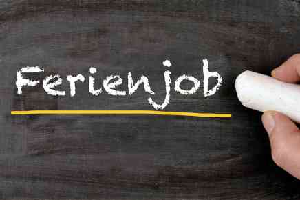 Text Ferienjob auf Tafel mit Kreide geschrieben