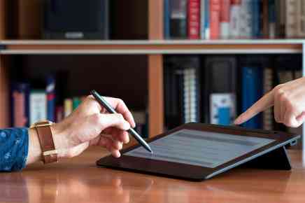 Personen bedienen Tablet