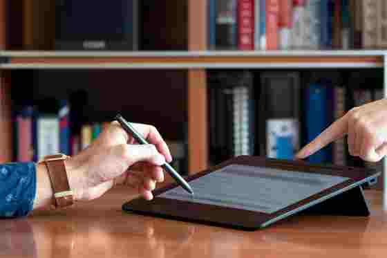 Personen bedienen Tablet