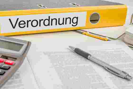 Mappe mit Schriftzug Verordnung