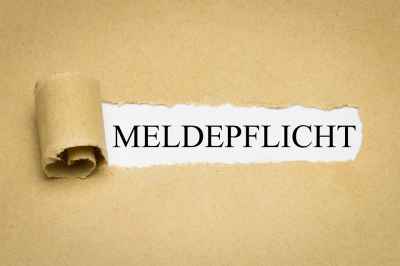 Aufgerissenes Papier mit Aufschrift Meldepflicht