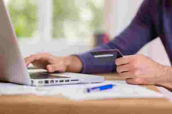 Person arbeitet auf Laptop