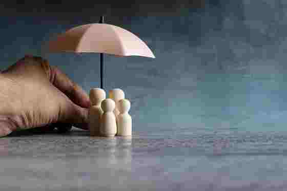 Spielsteine unter Regenschirm