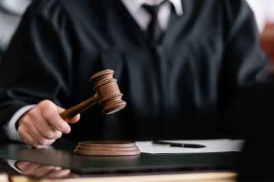 Richter mit Richterhammer