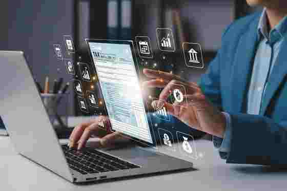 Person arbeitet auf Laptop