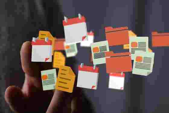 Hand hält digitale Dokumente