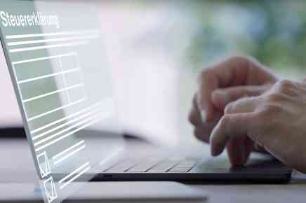 Hände auf Laptoptastatur