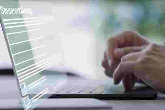 Hände auf Laptoptastatur