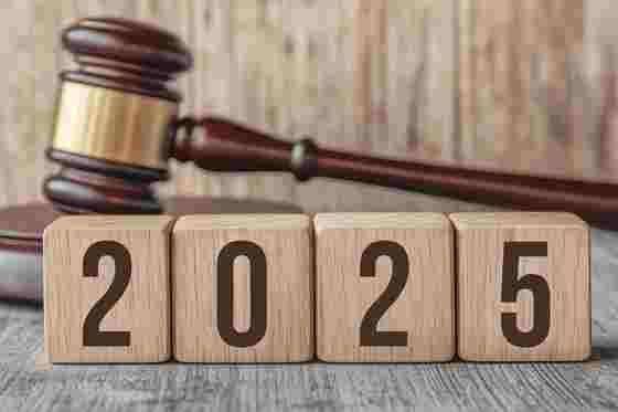 Richterhammer und Aufschrift 2025