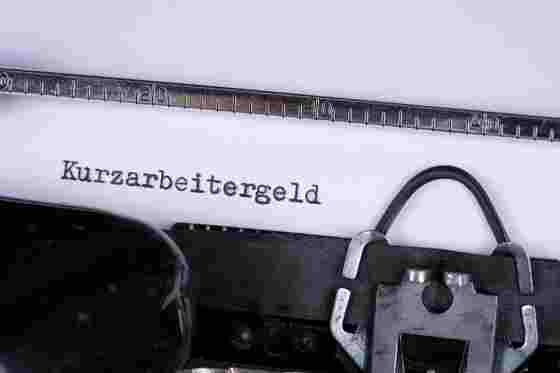 Schreibmaschine mit Aufschrift Kurzarbeitergeld