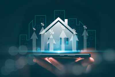 Hologramm eines Hauses auf einer Hand