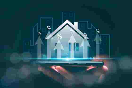 Hologramm eines Hauses auf einer Hand