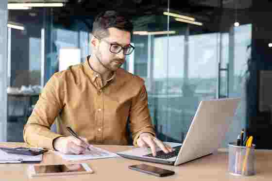 Mann mit Laptop