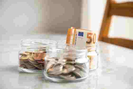 Geld in Gläsern