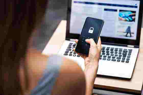Frau mit Smartphone